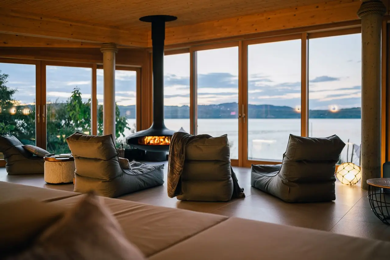 Insel der Sinne in Görlitz – Gemütlicher Ruhebereich mit Kamin und Seeblick | Naturhotel & See-Chalets