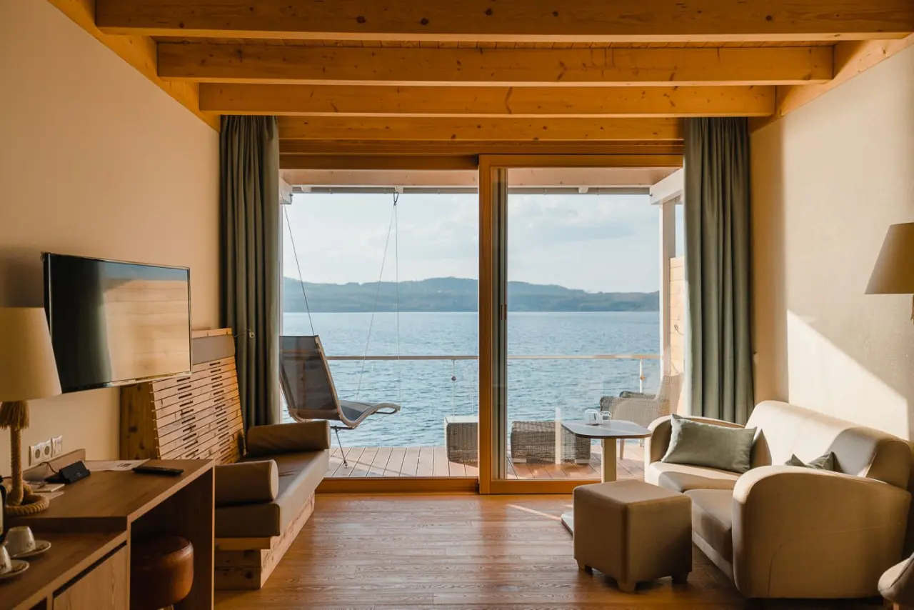 Insel der Sinne - Naturhotel & See-Chalets in Görlitz – Komfortables Zimmer mit Seeblick | Wellnesshotel Sachsen