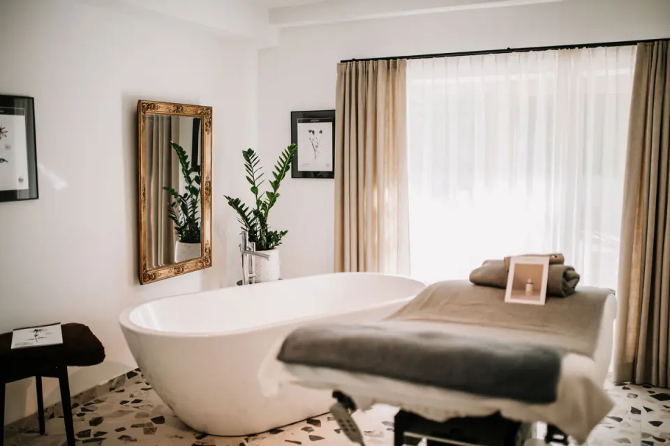 Mari Pop Hotel Zillertal in Ried im Zillertal – Spa-Behandlungsraum mit Badewanne und Massageliege | Wellnesshotel Zillertal