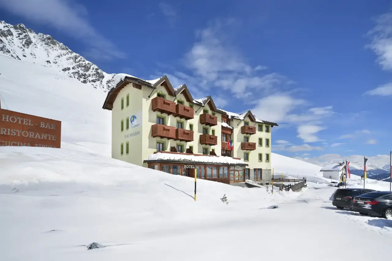Hotel Interalpen - Mountain Resort in Livigno – Hotelgebäude im Winter mit Schnee | Wellnesshotel Alpen