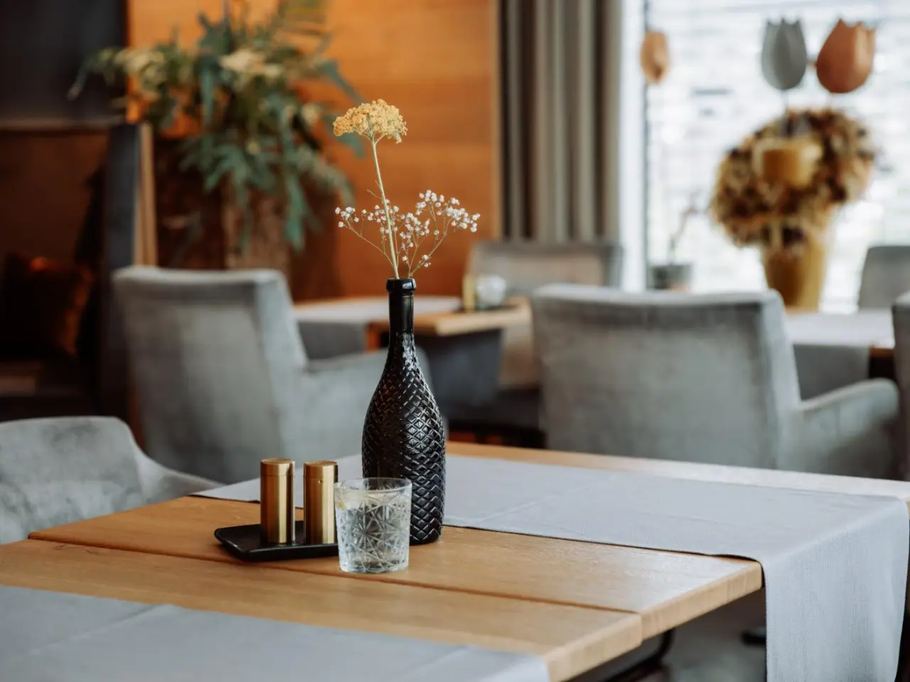 Bodenmaiser Hof in Bodenmais – Detailaufnahme eines gedeckten Tisches im Restaurant | Wellnesshotel Bayerischer Wald