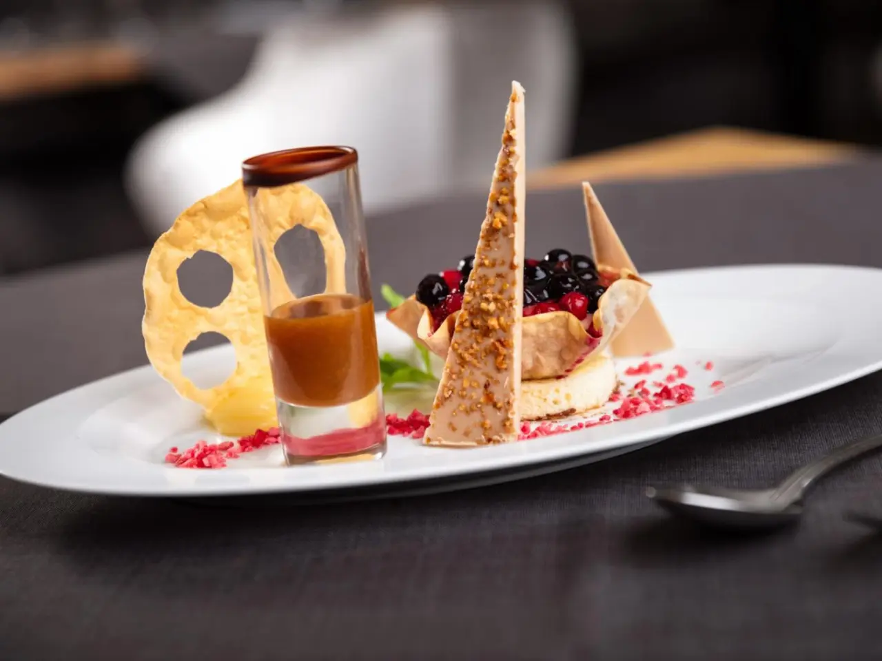 Bodenmaiser Hof in Bodenmais – Kreatives Dessert auf einem Teller im Hotelrestaurant | Wellnesshotel Bayerischer Wald
