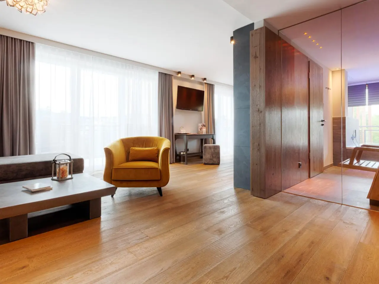 Bodenmaiser Hof in Bodenmais – Helles, modernes Hotelzimmer mit Sitzbereich | Wellnesshotel Bayerischer Wald