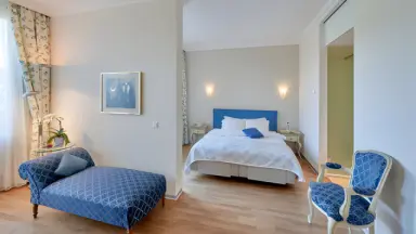 Hotel Eden Spiez in Spiez – Komfortables Hotelzimmer mit blauen Akzenten | Wellnesshotel Berner Oberland