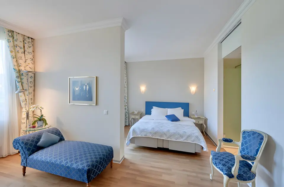 Hotel Eden Spiez in Spiez – Komfortables Hotelzimmer mit blauen Akzenten | Wellnesshotel Berner Oberland