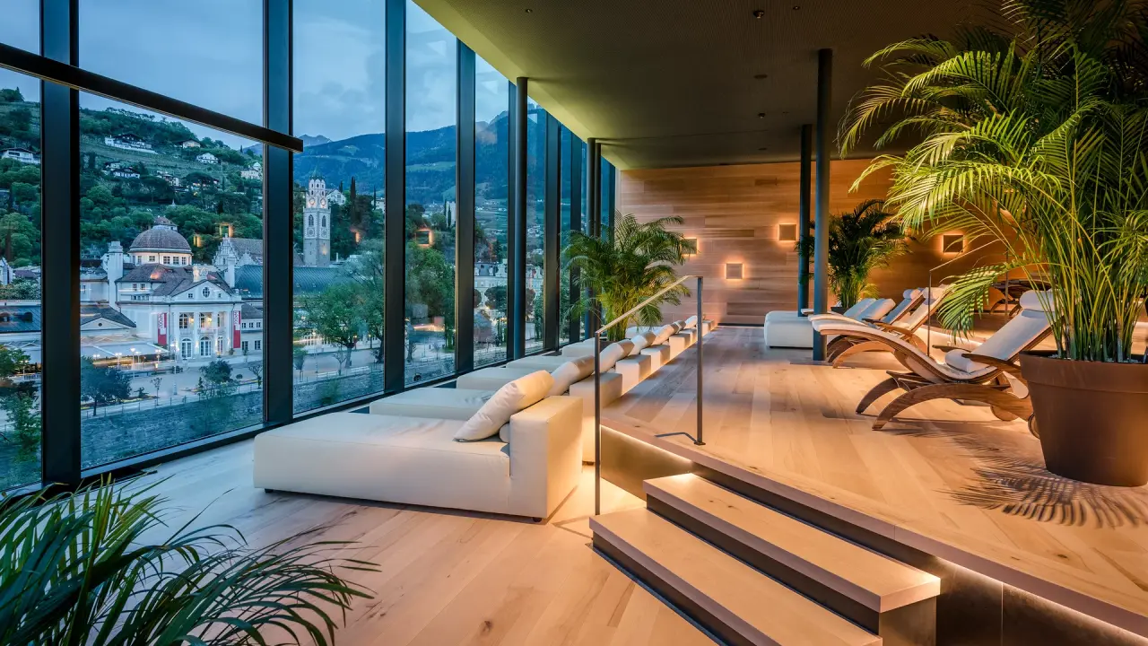 Hotel Therme Meran in Meran – Frau entspannt im warmen Infinity-Pool mit Bergblick | Wellnesshotel Südtirol