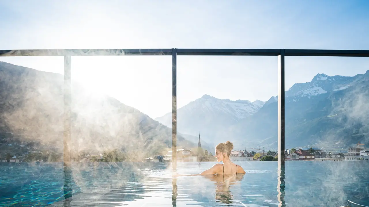 Hotel Therme Meran in Meran – Infinity-Pool mit Dampf und atemberaubendem Alpenpanorama | Wellnesshotel Südtirol