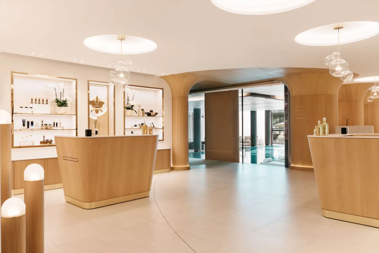 Hotel Beau Rivage Palace in Lausanne – Elegante Spa-Rezeption mit Produktpräsentation | Wellnesshotel Genfersee