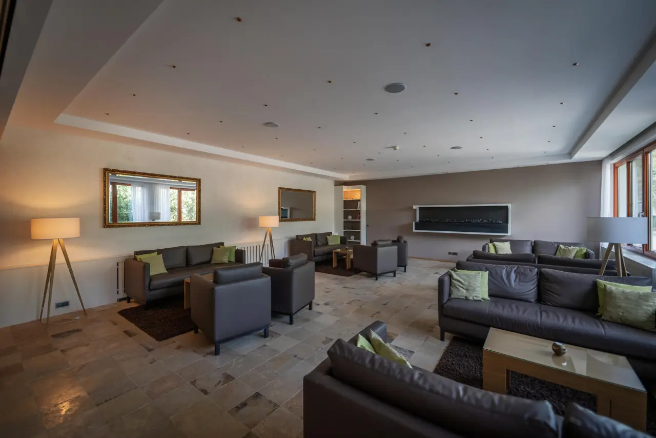 Hotel Wende in Neusiedl am See – Gemütliche Lounge mit bequemen Sitzgelegenheiten | Wellnesshotel Neusiedler See