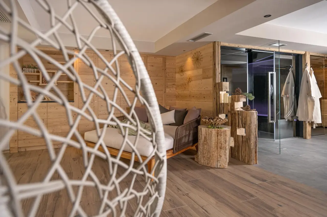 Césa Edelweiss Living & Spa Fassa in Campitello di Fassa – Entspannungsbereich im Spa mit Tagesbett | Wellnesshotel Fassa
