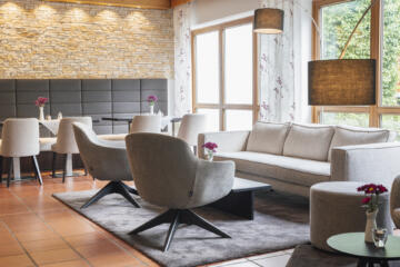 Hotel St. Georg in Bad Aibling – Gemütliche Lobby mit Sitzgelegenheiten | Wellnesshotel Oberbayern