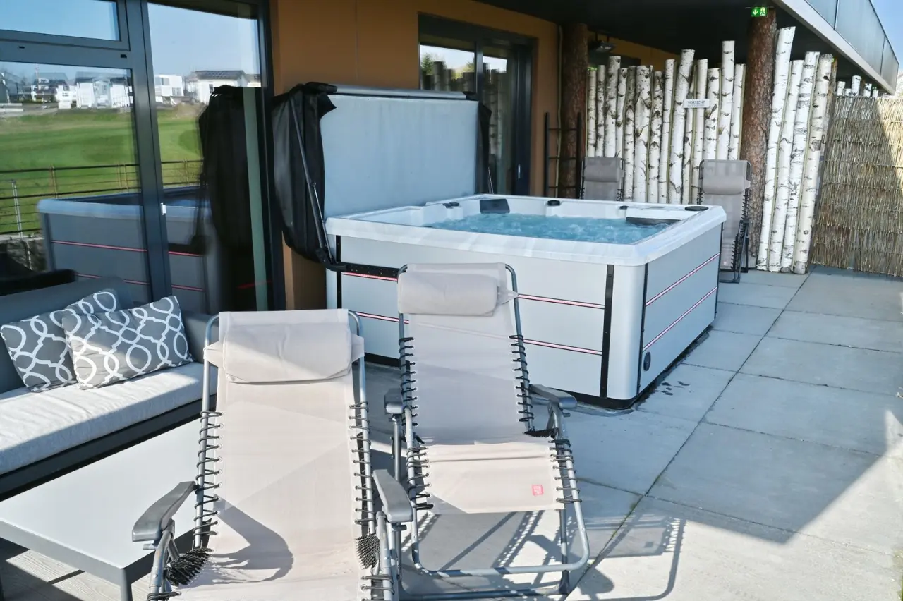Mawell Resort in Braunsbach-Döttingen – Private Terrasse mit Whirlpool und Liegen | Wellnesshotel Hohenlohe