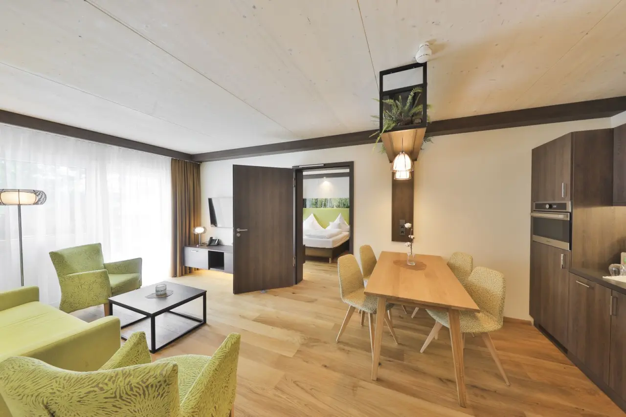 Mawell Resort in Braunsbach-Döttingen – Geräumiges Wohnzimmer einer Suite mit Essbereich | Wellnesshotel Baden-Württemberg