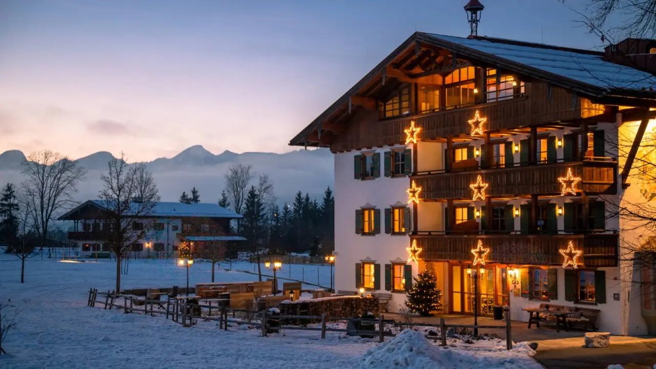 Gut Steinbach Hotel Chalets SPA in Reit im Winkl – Beleuchtete Fassade im Winterabend | Wellnesshotel Bayerische Alpen
