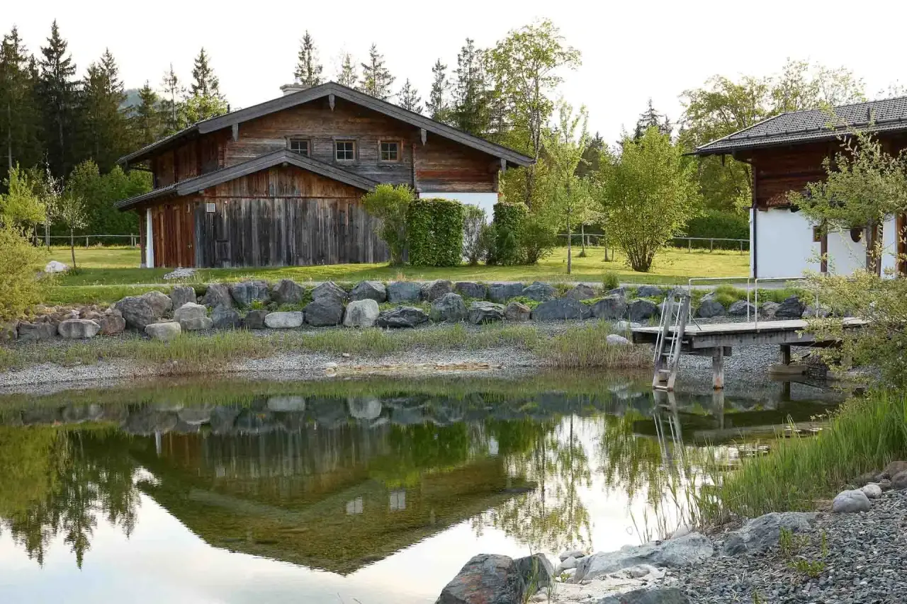 Gut Steinbach Hotel Chalets SPA in Reit im Winkl – Chalets am Naturteich mit Steg | Wellnesshotel Chiemgau