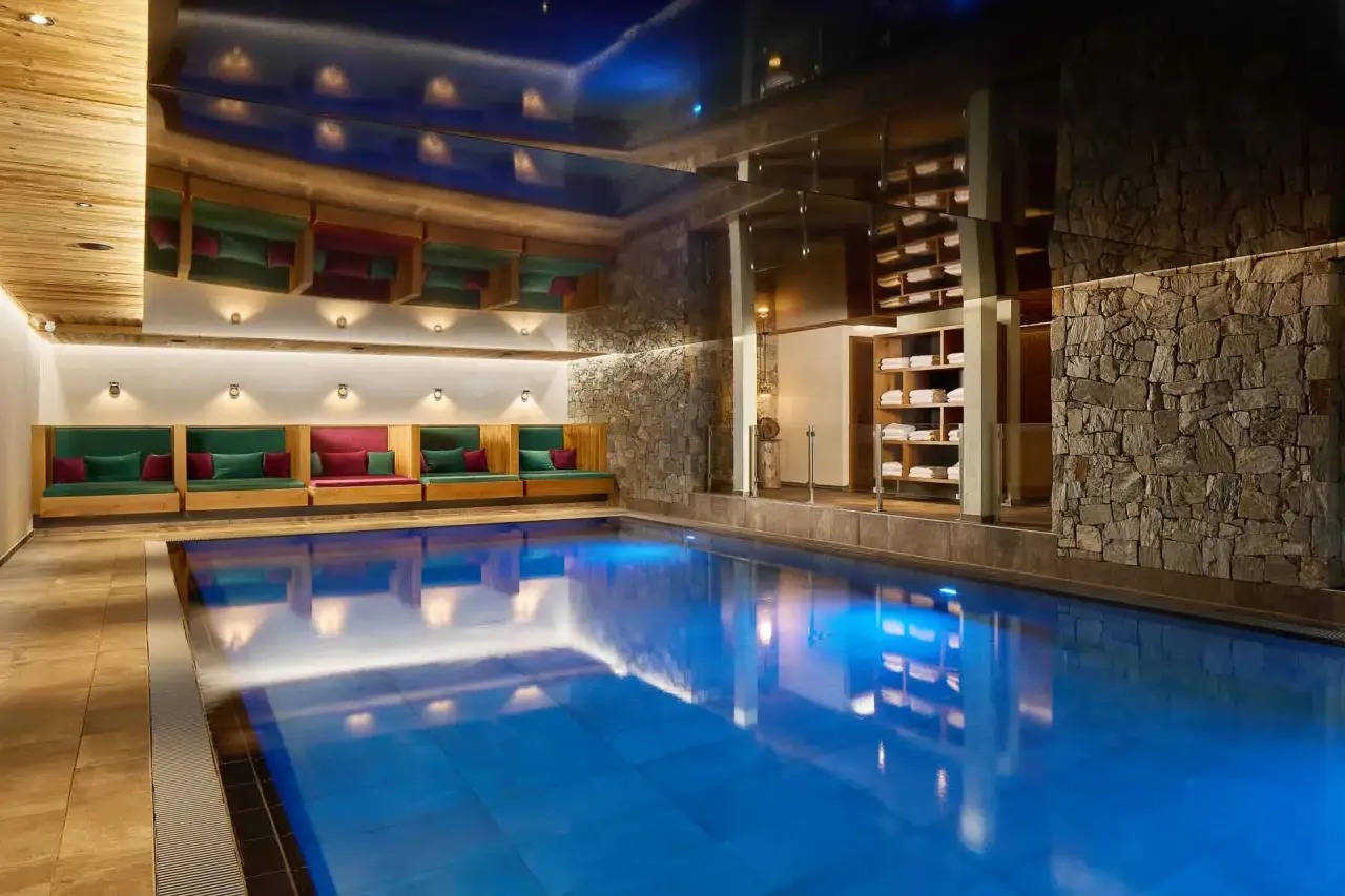 Gut Steinbach Hotel Chalets SPA in Reit im Winkl – Stilvoller Innenpool mit Ruhebereichen | Wellnesshotel Bayerische Alpen