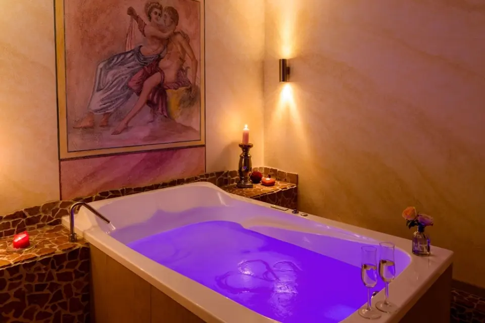 AKZENT Waldhotel Rheingau in Geisenheim – Romantischer Whirlpool mit Farblicht | Wellnesshotel Rheingau