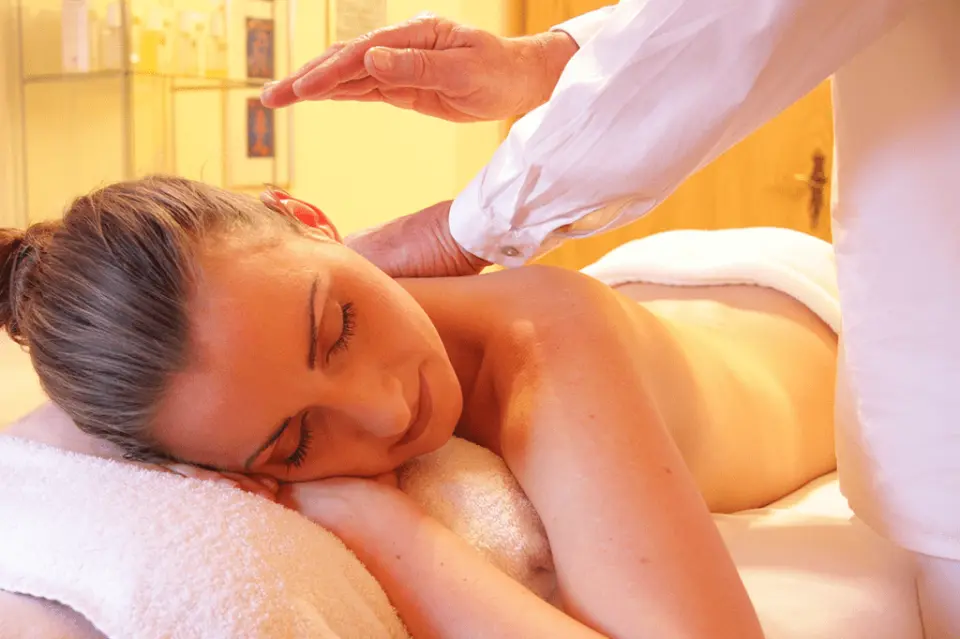 AKZENT Waldhotel Rheingau in Geisenheim – Entspannende Rückenmassage im Spa-Bereich | Wellnesshotel Rheingau