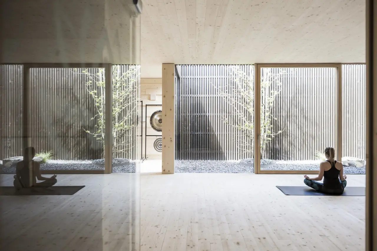 ADLER Dolomiti in St. Ulrich in Gröden – Meditationsraum mit Blick ins Grüne | Wellnesshotel Südtirol