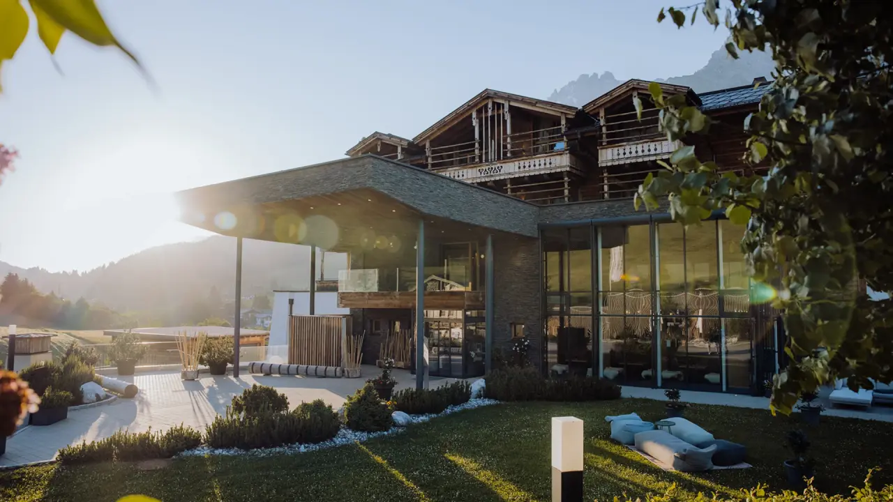 Naturresort Puradies in Leogang – Moderne Hotelarchitektur im Abendlicht | Wellnesshotel Salzburger Land