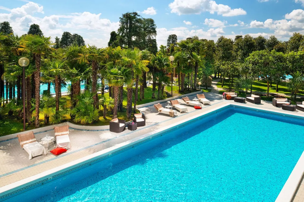 Hotel Terme Metropole in Abano Terme – Großer Außenpool mit Palmen und Liegen | Wellnesshotel Venetien