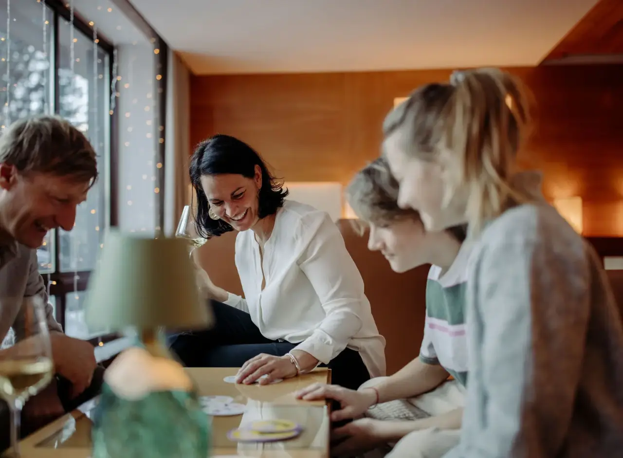 Familien- & Gartenhotel Theresia****S in Saalbach-Hinterglemm – Familie beim Skifahren in den Bergen | Wellnesshotel Salzburger Land