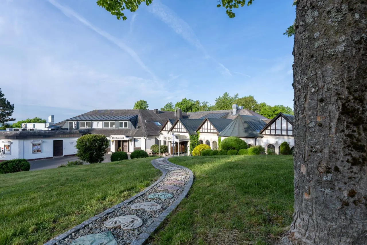 Reiterhof Bellevue Spa Resort Wirsberg in Wirsberg – Hotelansicht mit geschwungenem Weg und grüner Umgebung