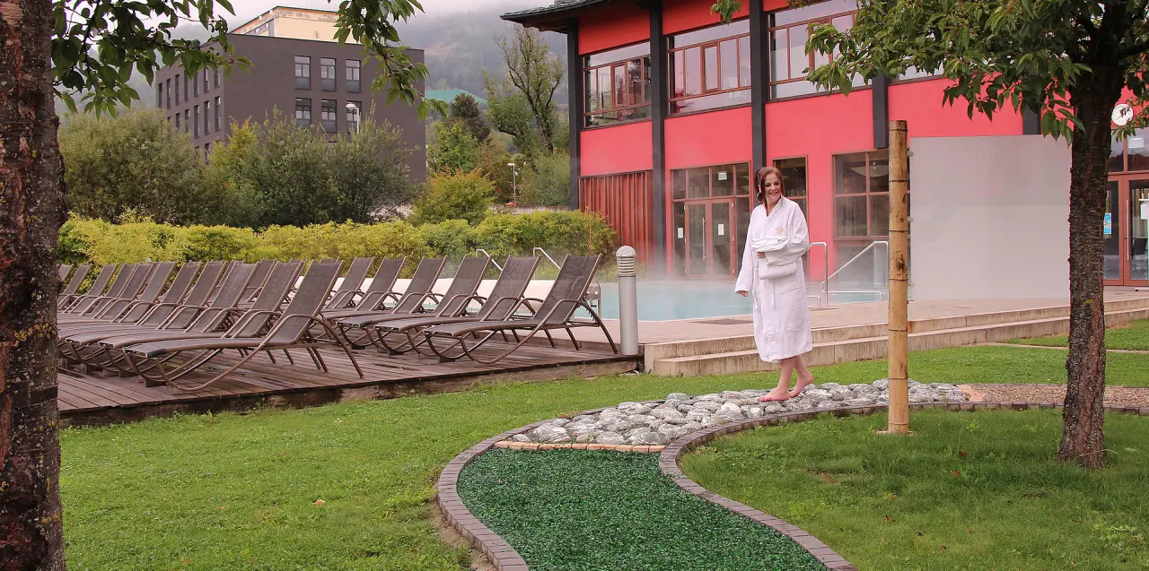 Asia Hotel & Spa Leoben in Leoben – Frau auf Barfußpfad im Hotelgarten | Wellnesshotel Steiermark