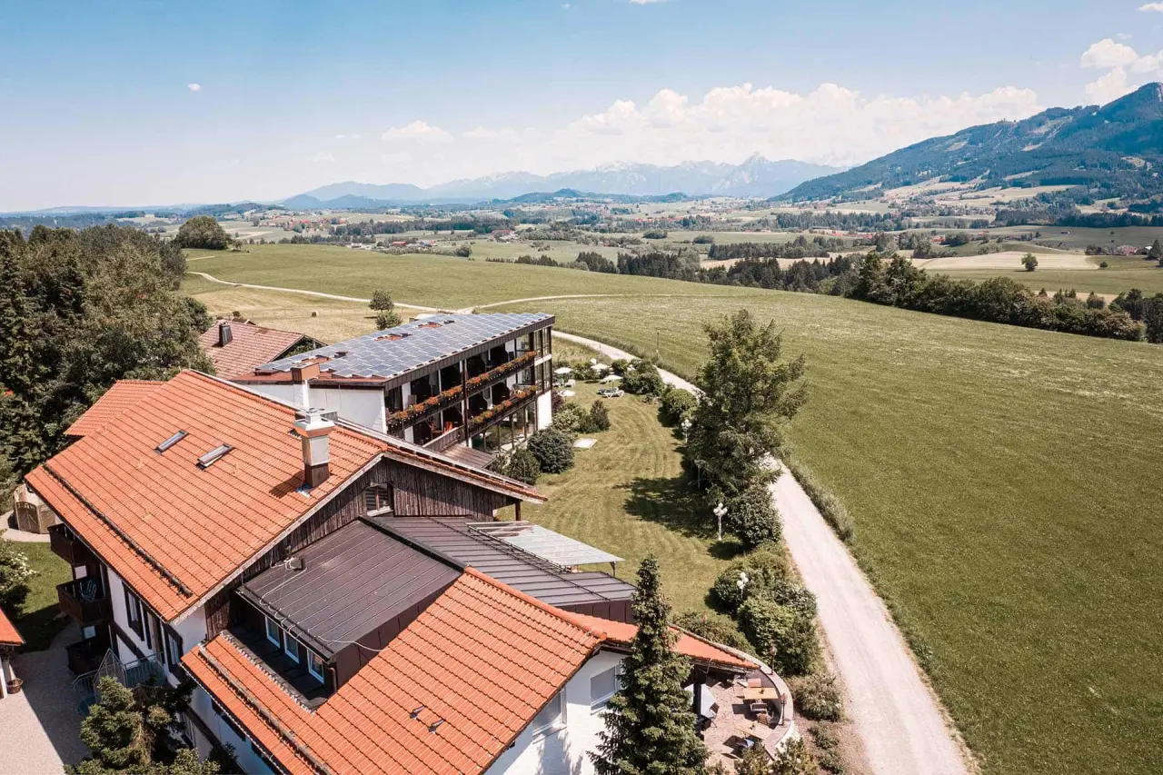 Mittelburg Wellnesshotel in Oy-Mittelberg – Luftaufnahme des Hotels inmitten der Allgäuer Landschaft | Wellnesshotel Allgäu