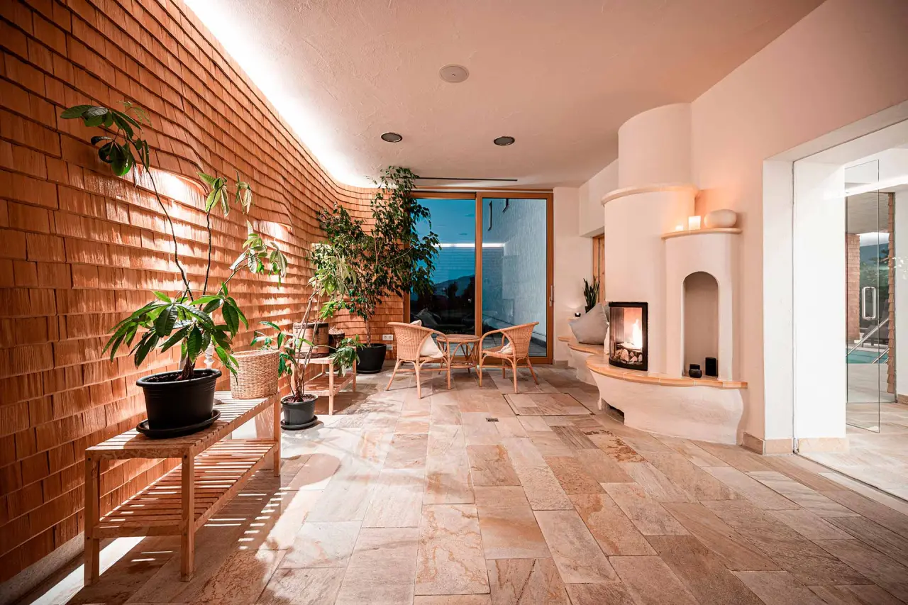 Mittelburg Wellnesshotel in Oy-Mittelberg – Gemütlicher Spa-Ruhebereich mit Kamin, Pflanzen und Sitzgelegenheiten | Wellnesshotel Allgäu