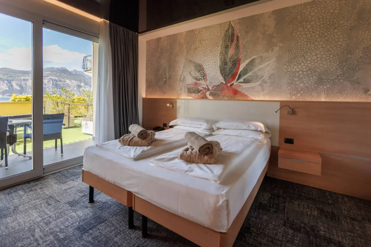 Wellness Hotel Casa Barca in Malcesine – Doppelzimmer mit Balkon und Panoramablick auf den See | Wellnesshotel Gardasee