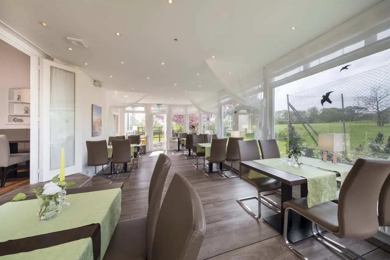 HofHotel Krähenberg in Grömitz – Helles Restaurant mit Blick ins Grüne | Wellnesshotel Ostsee