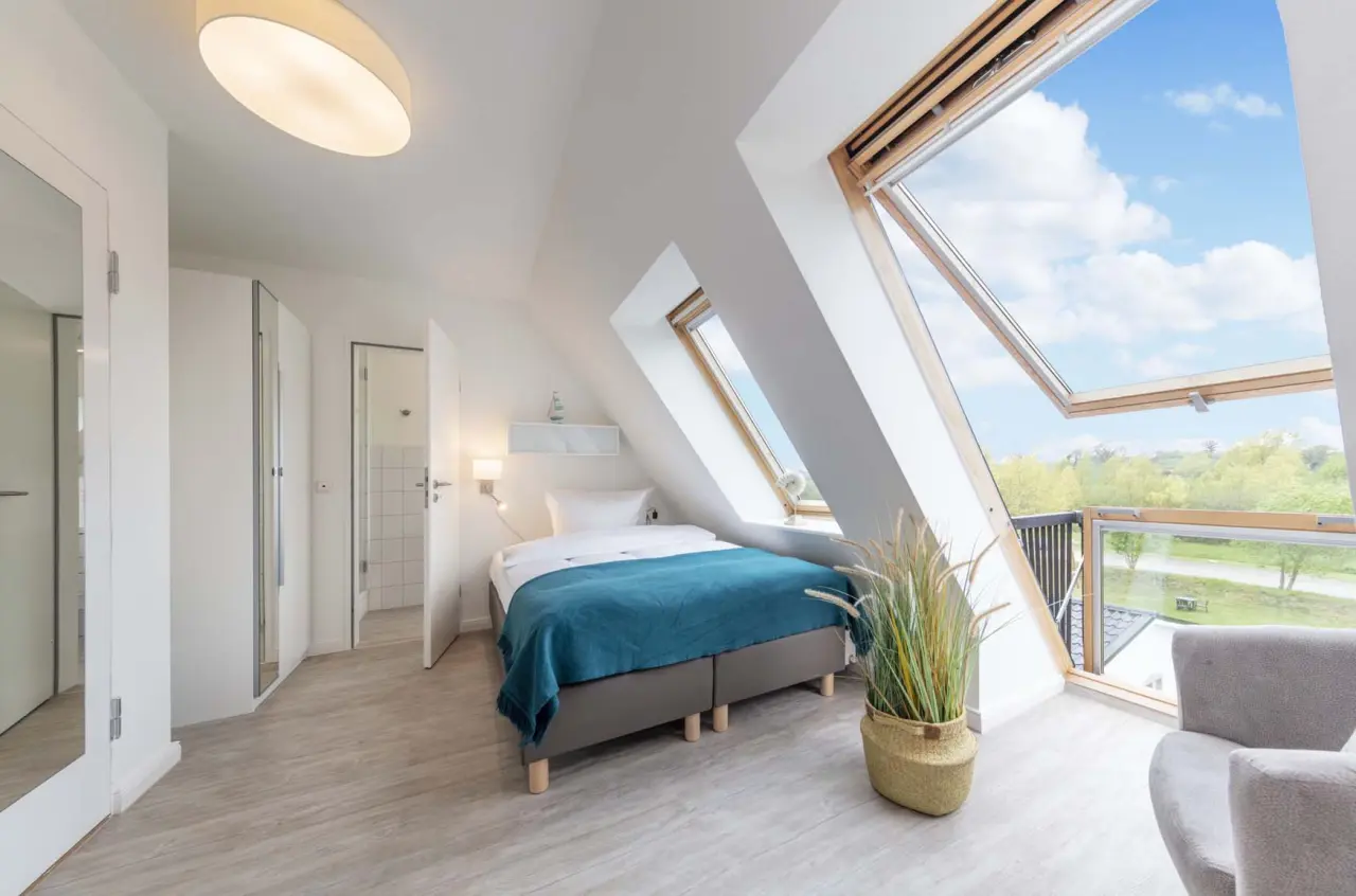 HofHotel Krähenberg in Grömitz – Komfortables Hotelzimmer mit großen Dachfenstern und Ausblick | Wellnesshotel Ostsee