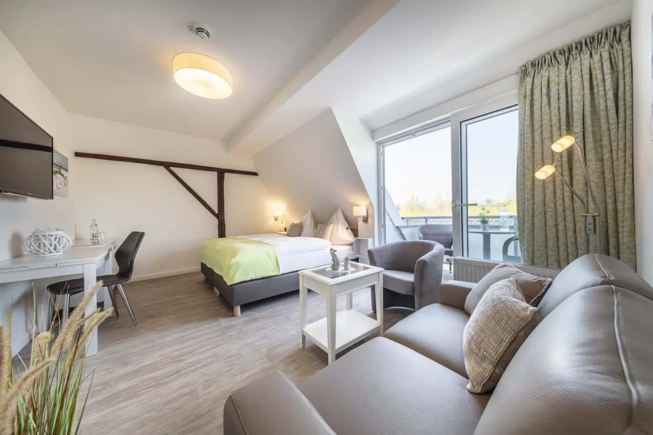 HofHotel Krähenberg in Grömitz – Geräumiges Hotelzimmer mit Sofa und gemütlicher Sitzecke | Wellnesshotel Ostsee