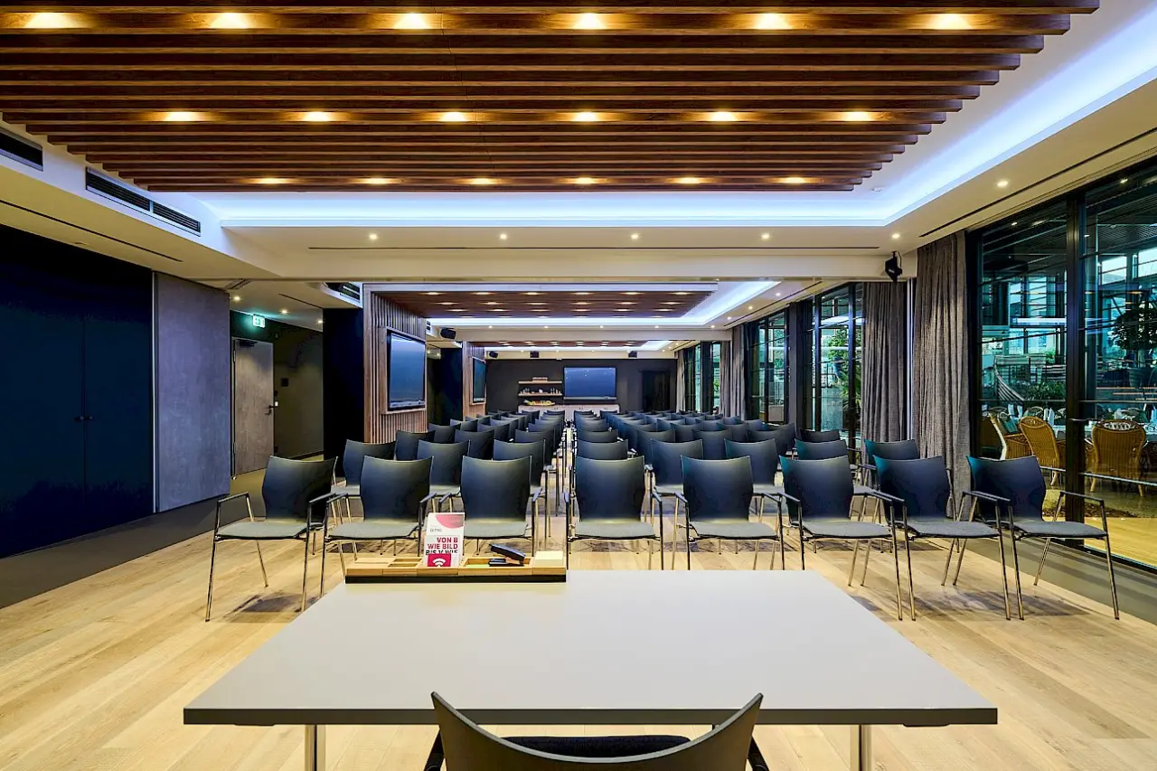 Hotel Freizeit In in Göttingen – Moderner Konferenzraum in Theaterbestuhlung | Wellnesshotel Göttingen