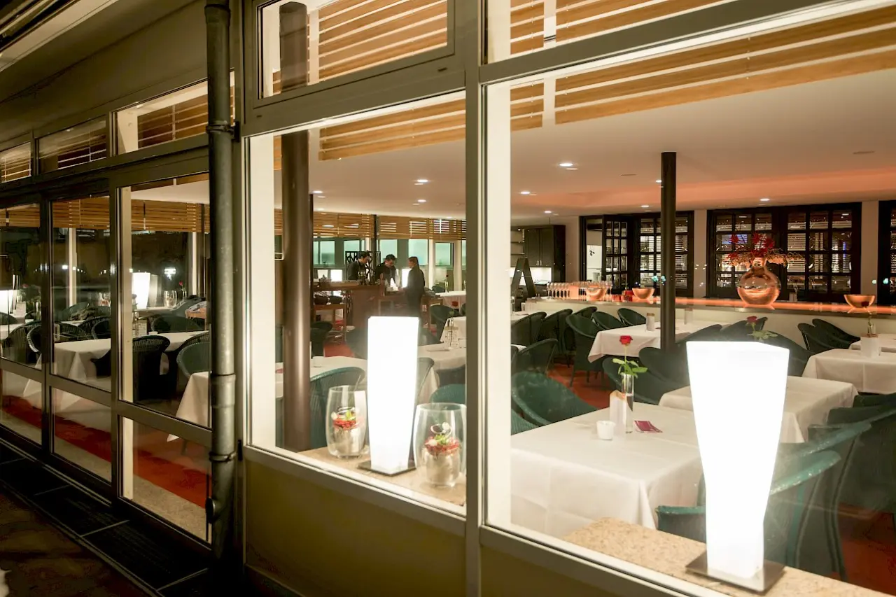 Hotel Freizeit In in Göttingen – Restaurantbereich am Abend mit gedeckten Tischen | Wellnesshotel Göttingen