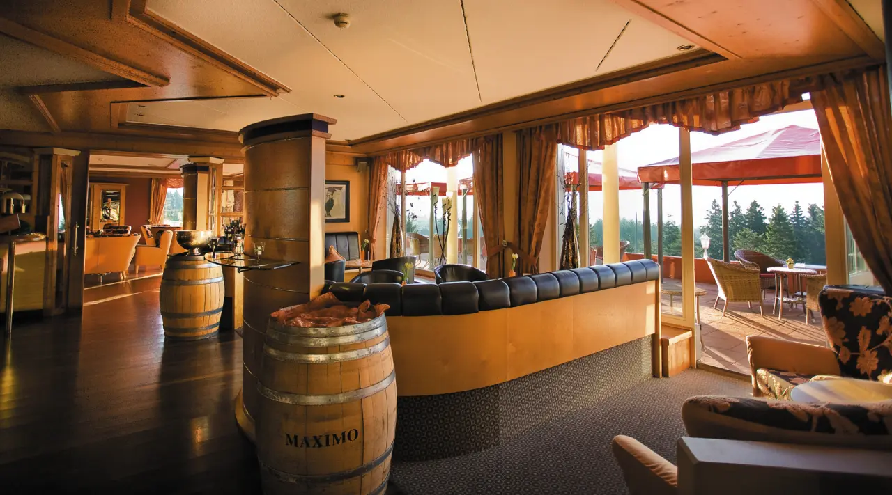Wellness- & Nationalpark Hotel Schliffkopf in Baiersbronn – Gemütliche Lounge mit Panoramablick | Wellnesshotel Schwarzwald