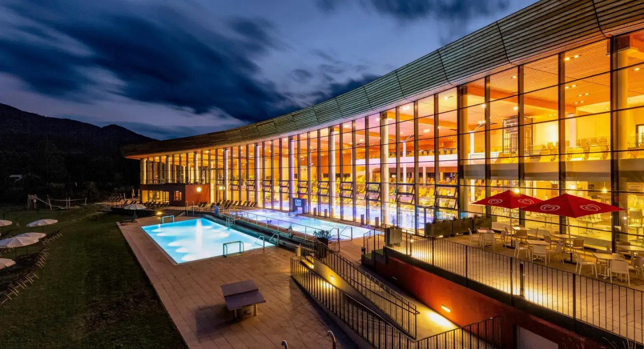 Aldiana Club Salzkammergut in Bad Mitterndorf – Beleuchteter Außenbereich mit Pool bei Nacht | Wellnesshotel Salzkammergut