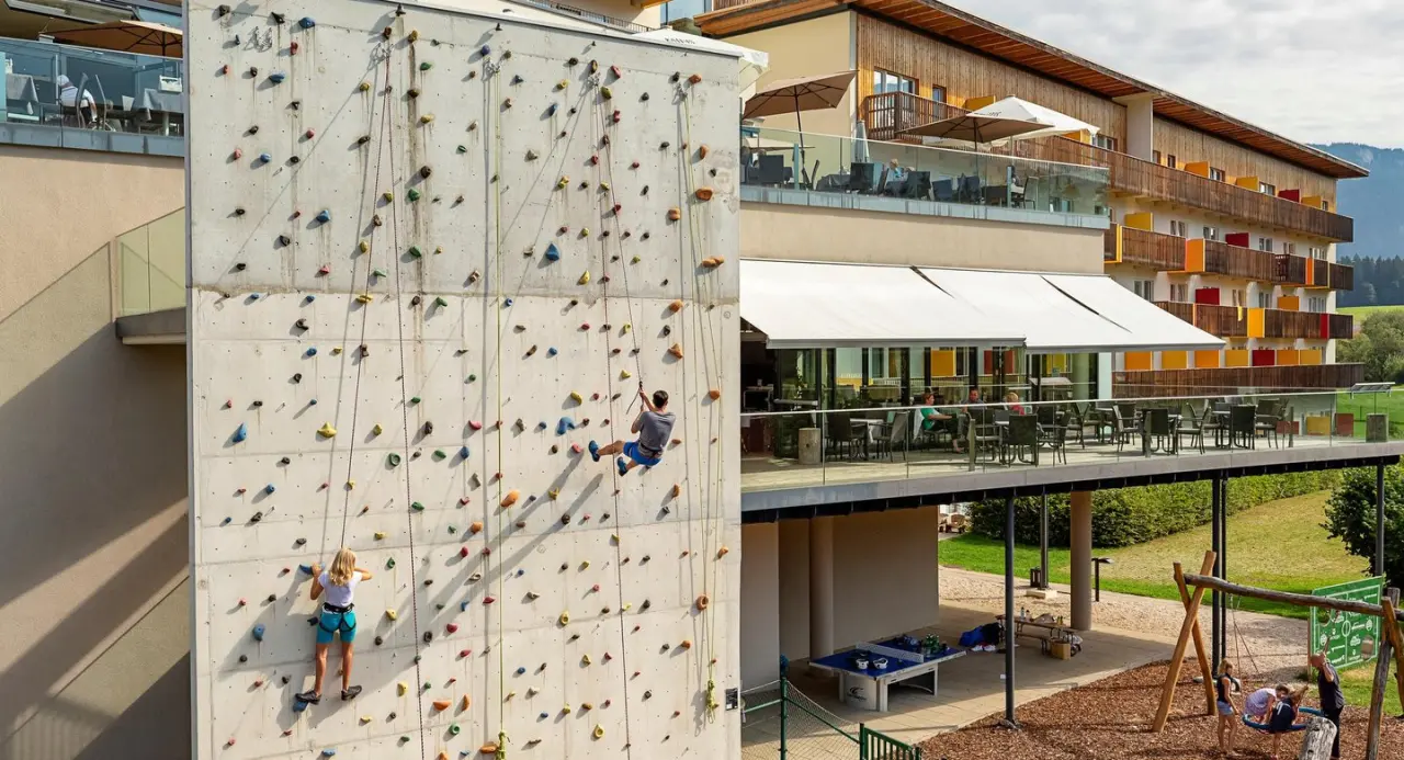 Aldiana Club Salzkammergut in Bad Mitterndorf – Hotelaußenansicht mit Kletterwand und Kletterern | Wellnesshotel Salzkammergut