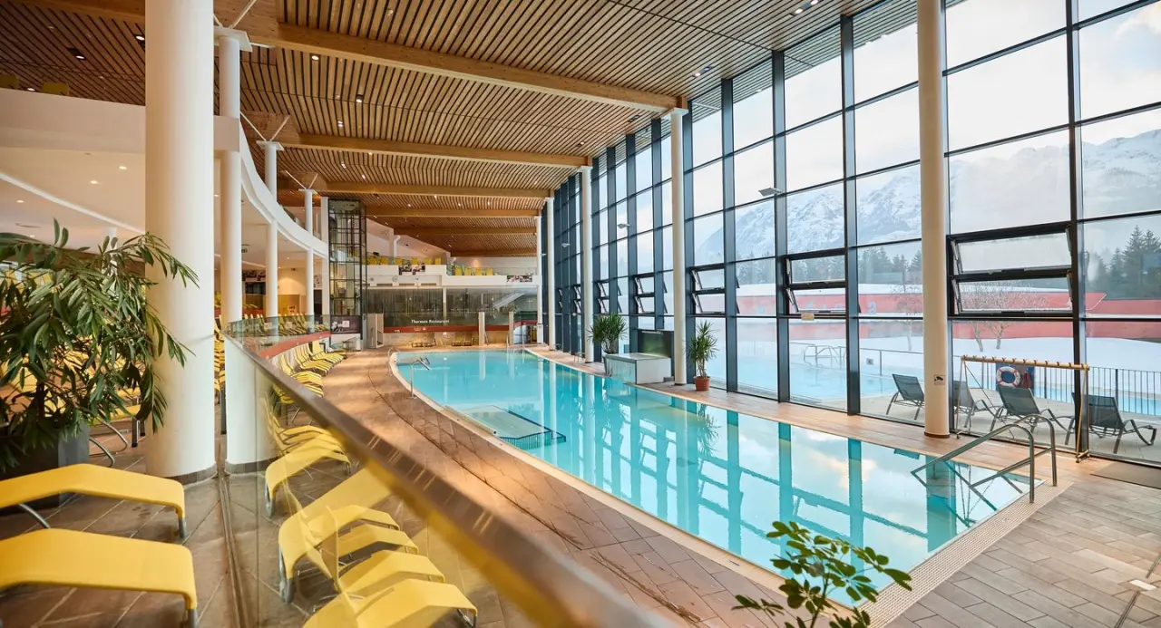 Aldiana Club Salzkammergut in Bad Mitterndorf – Heller Innenpool mit Bergblick | Wellnesshotel Salzkammergut
