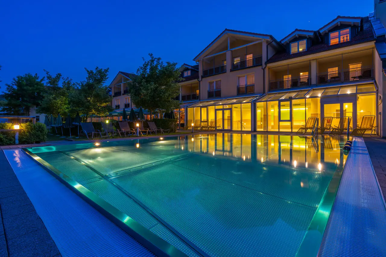 Hotel Herzog Heinrich in Arrach – Beleuchteter Außenpool bei Nacht | Wellnesshotel Bayerischer Wald