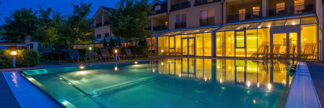 Hotel Herzog Heinrich in Arrach – Panorama des beleuchteten Außenpools | Wellnesshotel Bayerischer Wald