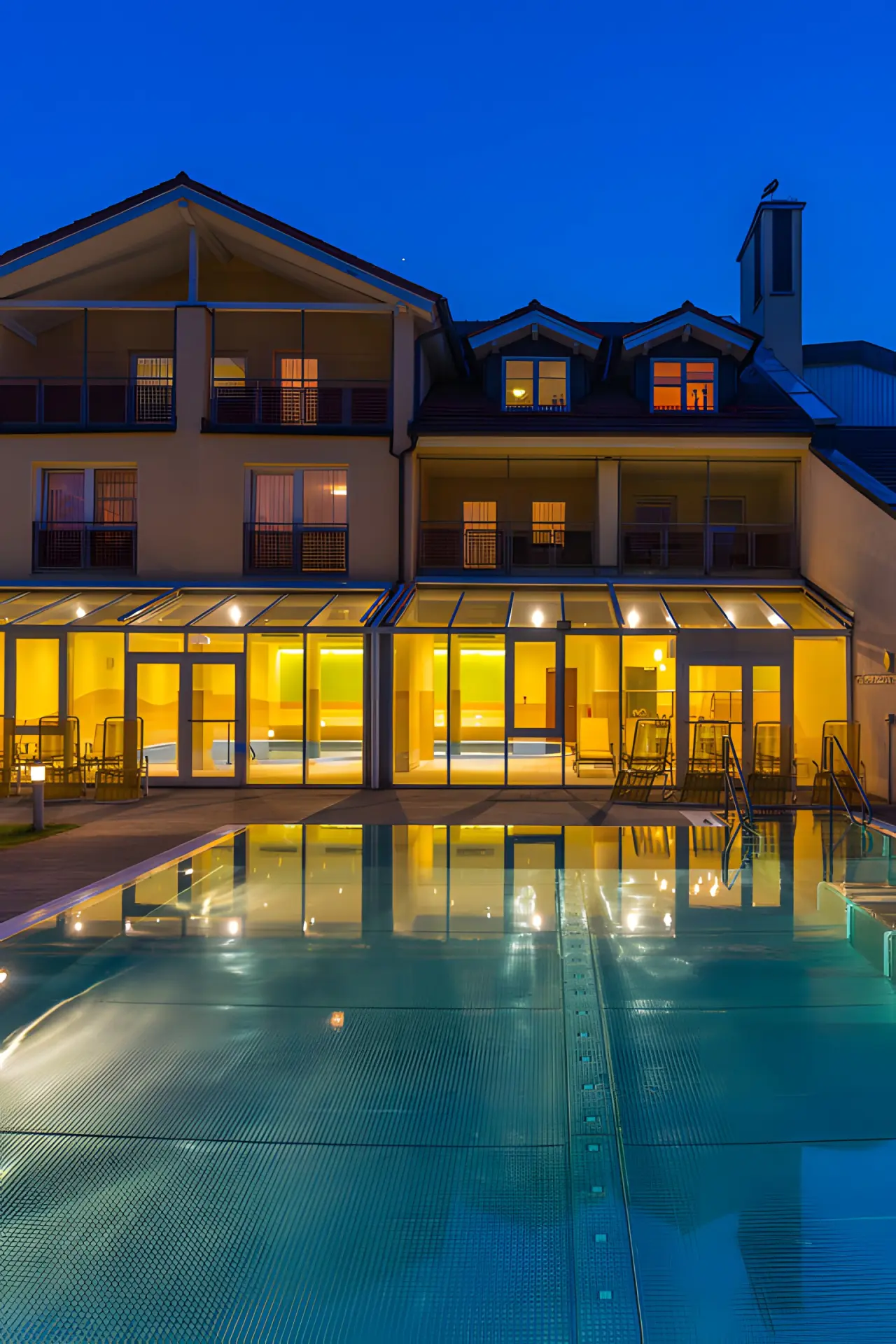 Hotel Herzog Heinrich in Arrach – Hotelgebäude und beleuchteter Pool bei Nacht | Wellnesshotel Bayerischer Wald
