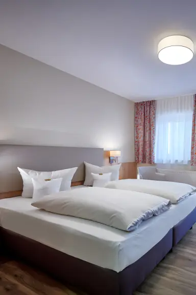 Hotel Herzog Heinrich in Arrach – Komfortables Doppelzimmer mit moderner Einrichtung | Wellnesshotel Bayerischer Wald