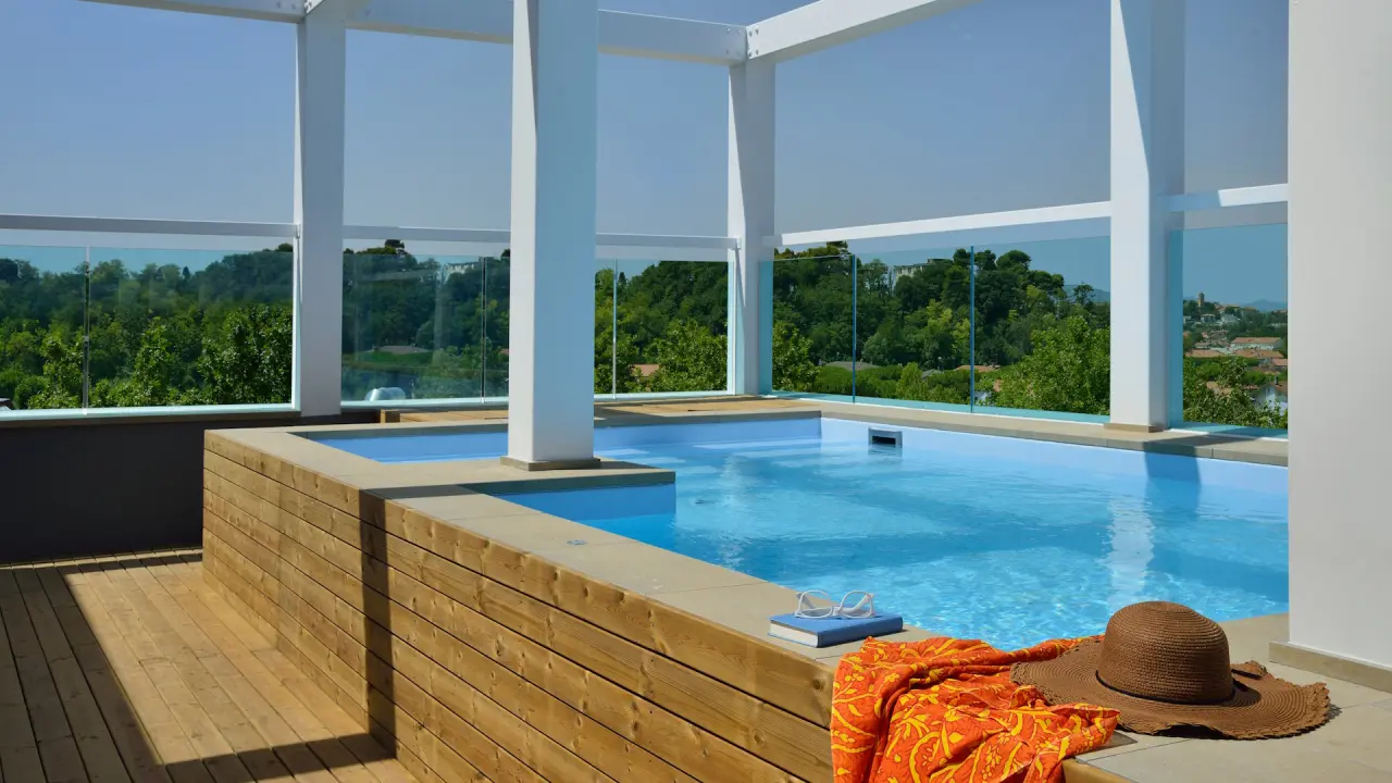 Embassy Hotel & SPA in Cattolica – Dachterrassenpool mit Holzdeck und grüner Umgebung | Wellnesshotel Adria