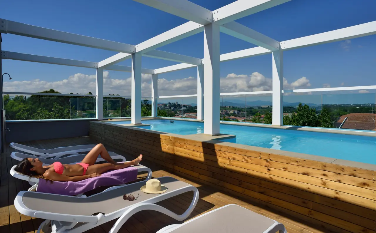Embassy Hotel & SPA in Cattolica – Sonniger Rooftop-Pool mit Liegebereich und Panoramablick | Wellnesshotel Emilia-Romagna