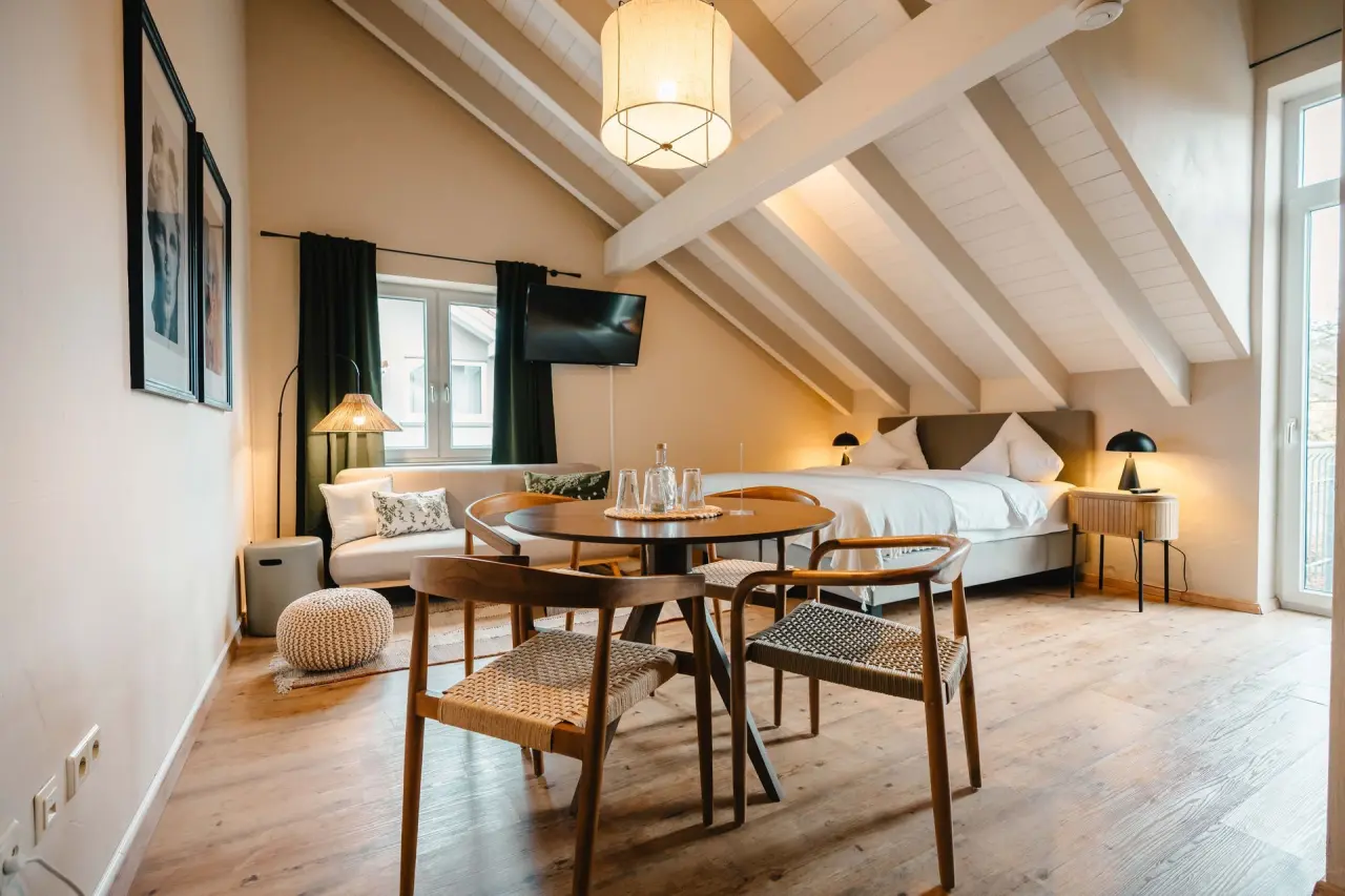 Mana Lisa Boutiquehotel in Lauda-Königshofen – Helles und modernes Hotelzimmer mit Dachschräge | Wellnesshotel Taubertal