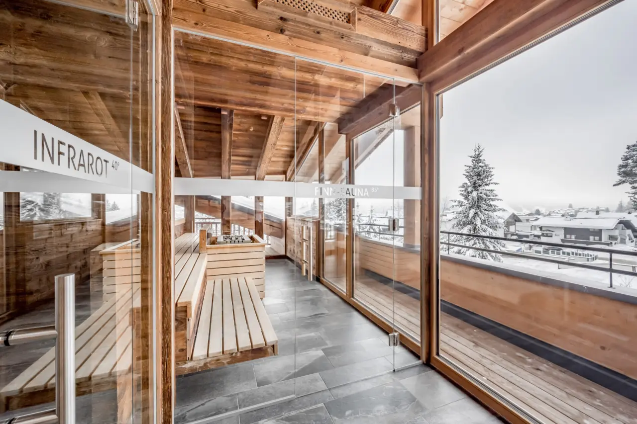 Natur & Spa Hotel Lärchenhof in Seefeld – Panorama-Sauna mit Blick auf die Winterlandschaft | Wellnesshotel Tirol