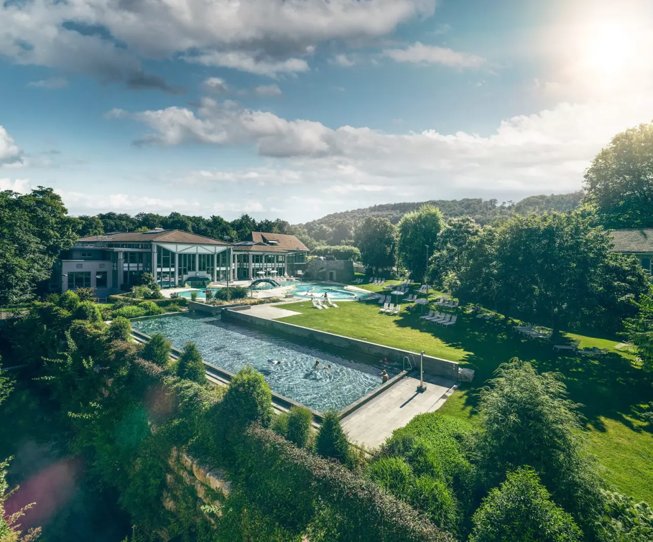 Kurhotel Im Park - Bad Schinznach in Baden – Weitläufige Außenanlage mit Pools und Grünflächen | Wellnesshotel Schweiz