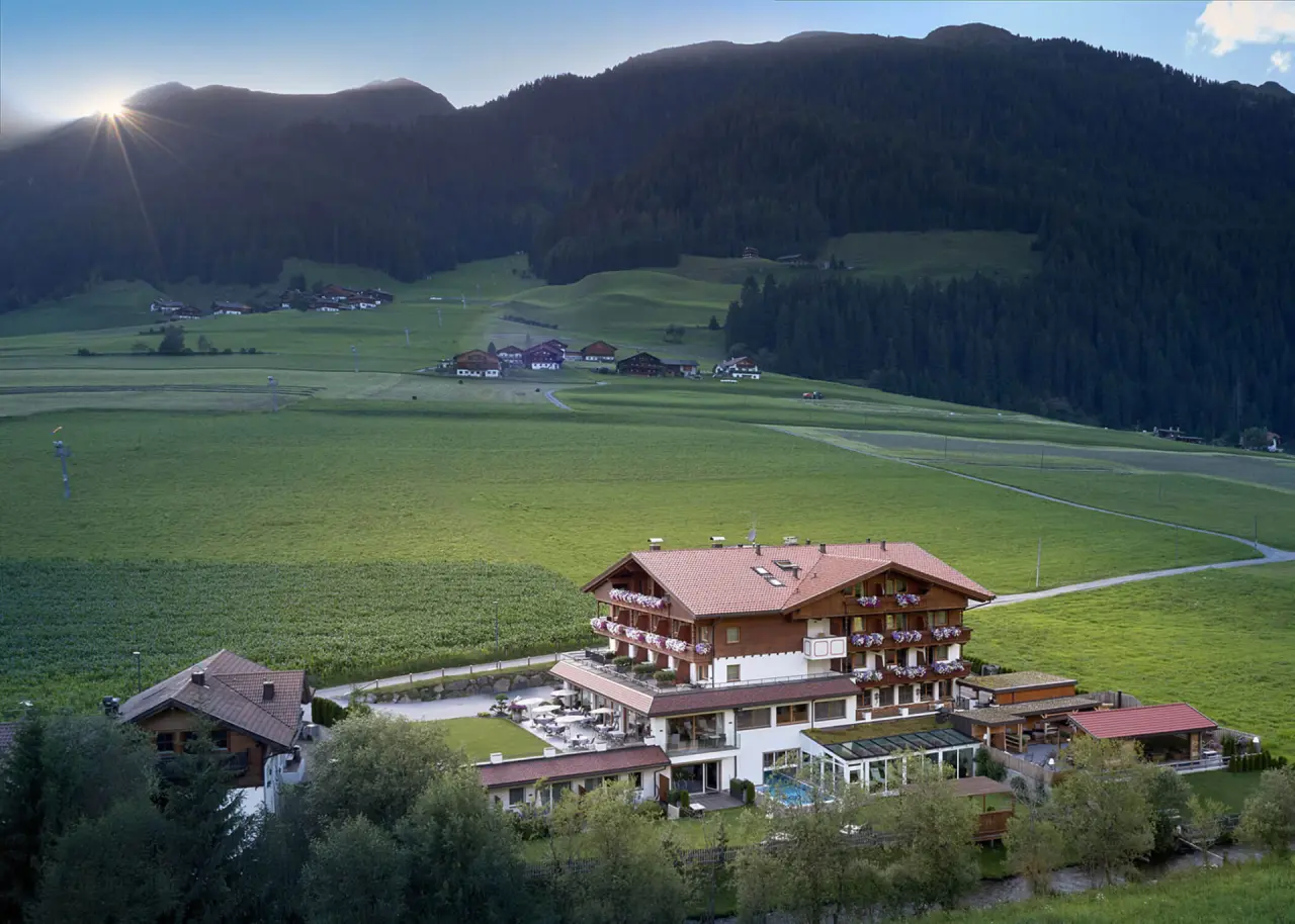 Hotel Magdalenahof in St. Martin in Gsies – Panoramablick auf das Hotel und die umliegende Berglandschaft | Wellnesshotel Gsies